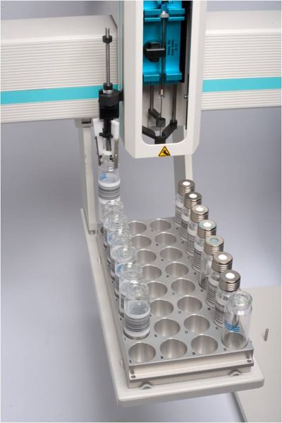 Image:Tray of 20 ml vials with gripper.jpg